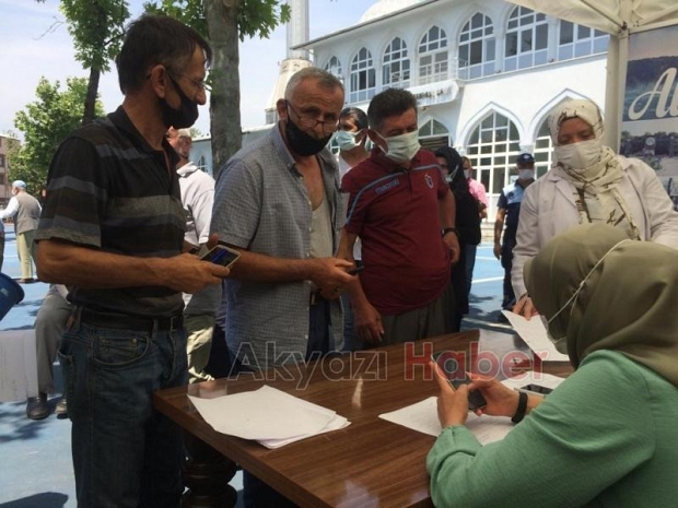 Akyazılılardan aşı çadırına yoğun ilgi