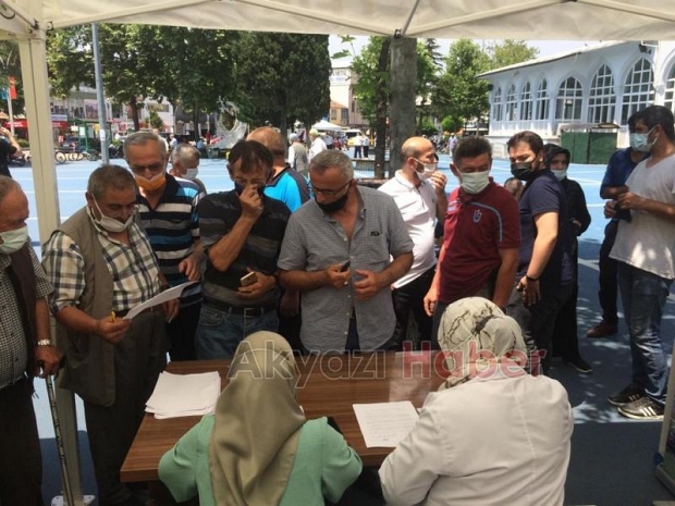 Akyazılılardan aşı çadırına yoğun ilgi