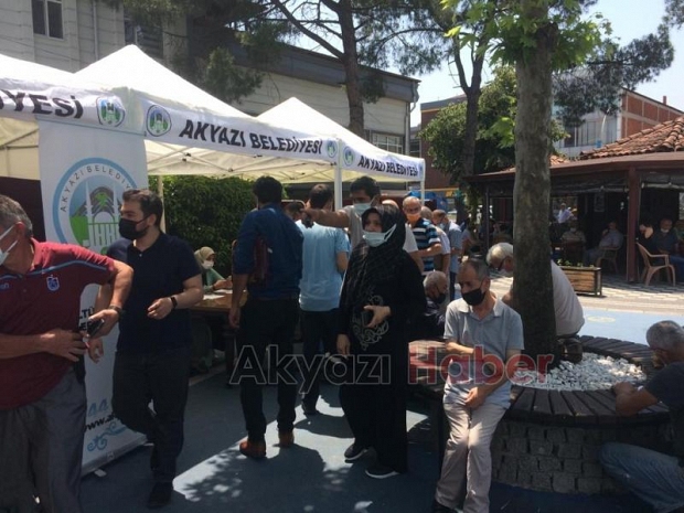 Akyazılılardan aşı çadırına yoğun ilgi