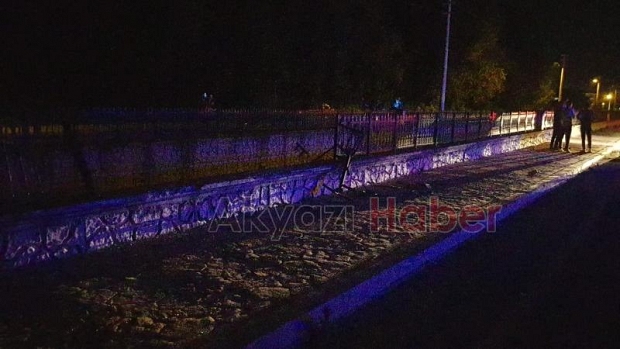 Köprüye uçmaktan korkuluklar kurtardı; 2 yaralı
