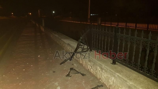 Köprüye uçmaktan korkuluklar kurtardı; 2 yaralı