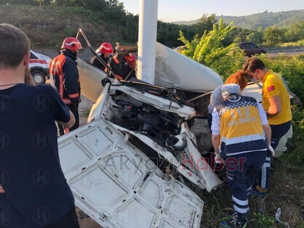 İkiye bölünen otomobilde 27 yaşındaki Emre öldü