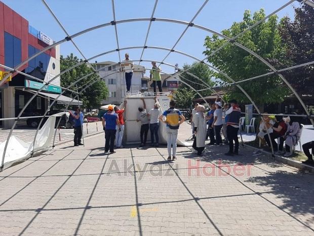 Sokağı kapatan çadıra esnaftan tepki