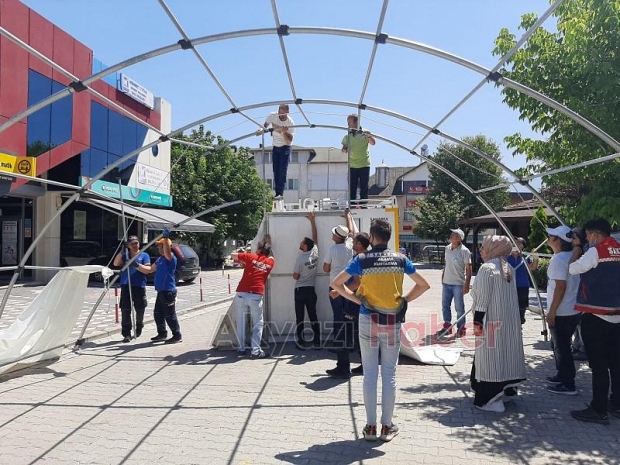 Sokağı kapatan çadıra esnaftan tepki