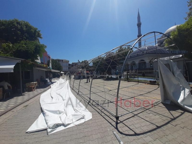 Sokağı kapatan çadıra esnaftan tepki
