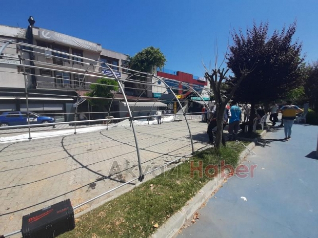 Sokağı kapatan çadıra esnaftan tepki