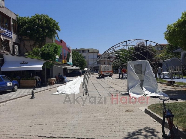 Sokağı kapatan çadıra esnaftan tepki
