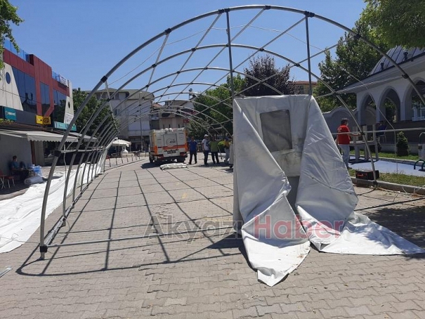 Sokağı kapatan çadıra esnaftan tepki