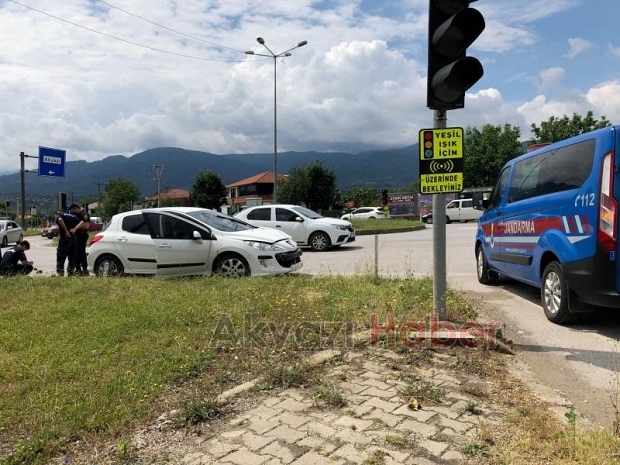 Kuzuluk kavşağında trafik kazası 