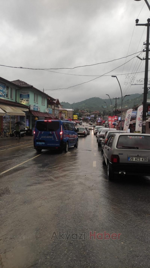 Caddeler suyla doldu, dereler taşma noktasına geldi
