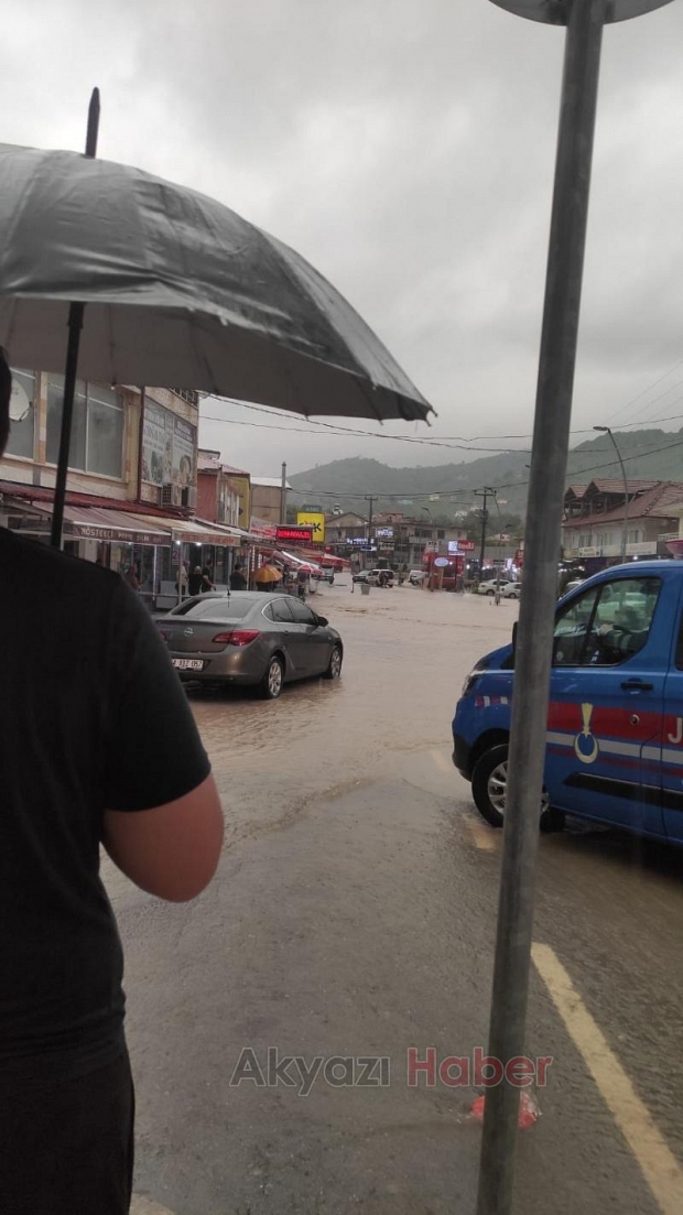 Caddeler suyla doldu, dereler taşma noktasına geldi