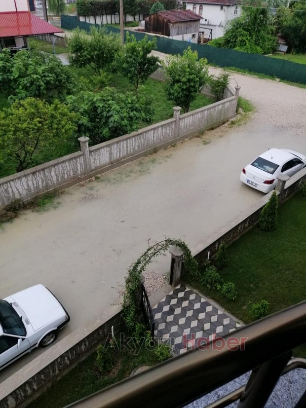 Akyazı'yı sel vurdu; Pek çok mahallede hasar büyük