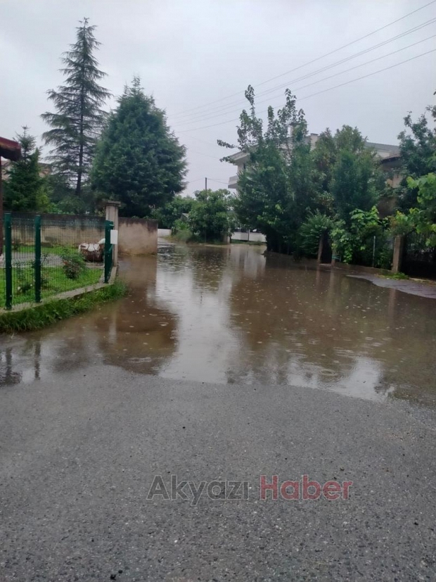 Akyazı'yı sel vurdu; Pek çok mahallede hasar büyük
