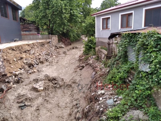 Akyazı'yı sel vurdu; Pek çok mahallede hasar büyük