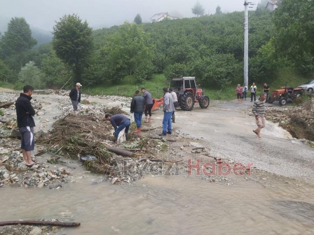 Akyazı'yı sel vurdu; Pek çok mahallede hasar büyük