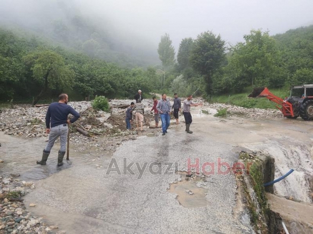 Akyazı'yı sel vurdu; Pek çok mahallede hasar büyük