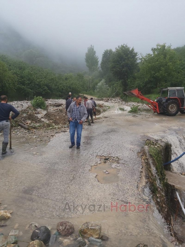 Akyazı'yı sel vurdu; Pek çok mahallede hasar büyük