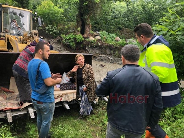 Selde mahsur kalan 100 yaşındaki nine böyle kurtarıldı