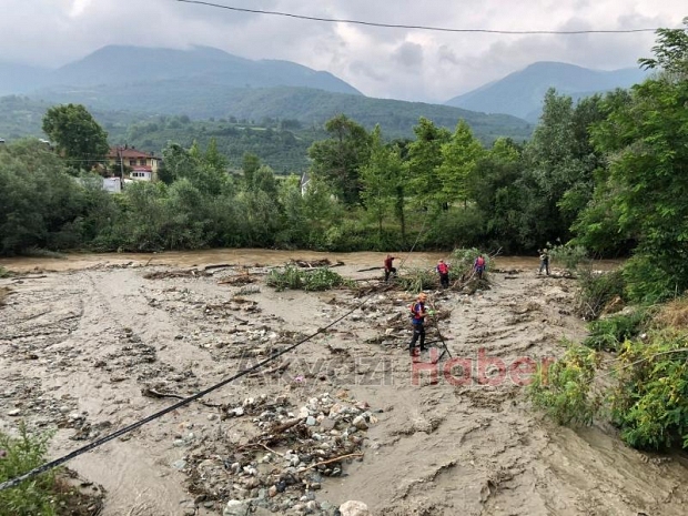 Vali Kaldırım Akyazı'da sel bölgesinde