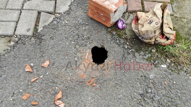 Kaldırımda delik oluştu