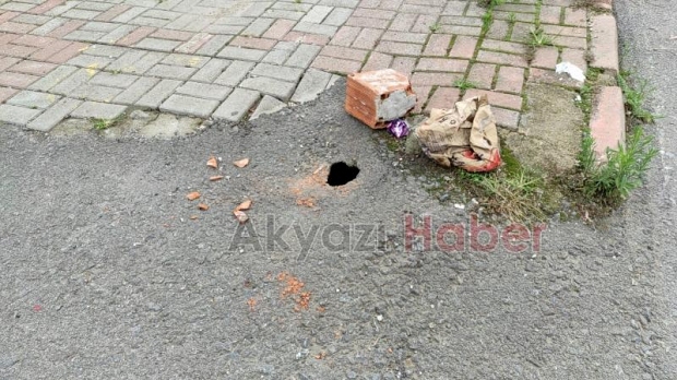 Kaldırımda delik oluştu