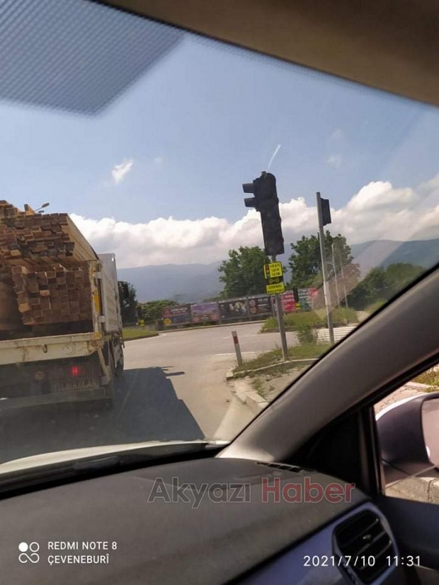 Yanmayan ışıklar kazaya davetiye çıkarıyor