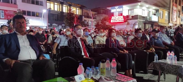 15 Temmuz destanının 5. yılında Akyazılılar meydanı doldurdu