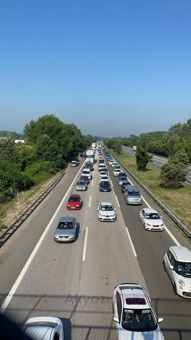 Tatilciler otoyolu kilitledi!