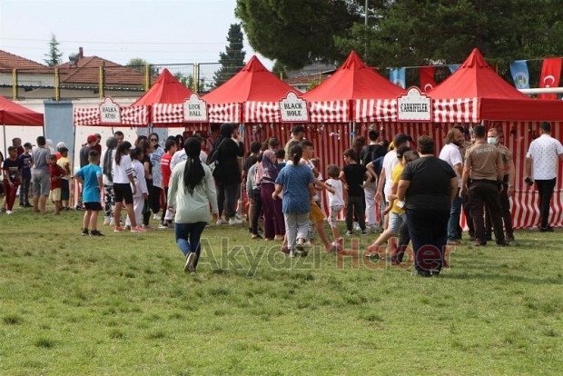 Akyazı çocuk şenliğinde çocuklar doyasıya eğlendi