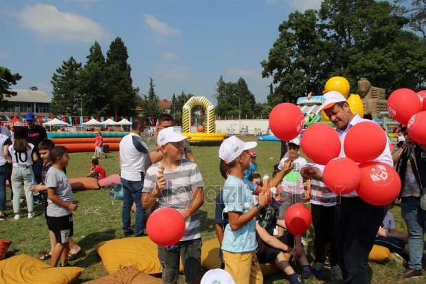 Akyazı çocuk şenliğinde çocuklar doyasıya eğlendi