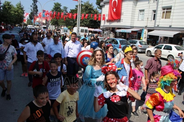 Akyazı çocuk şenliğinde çocuklar doyasıya eğlendi