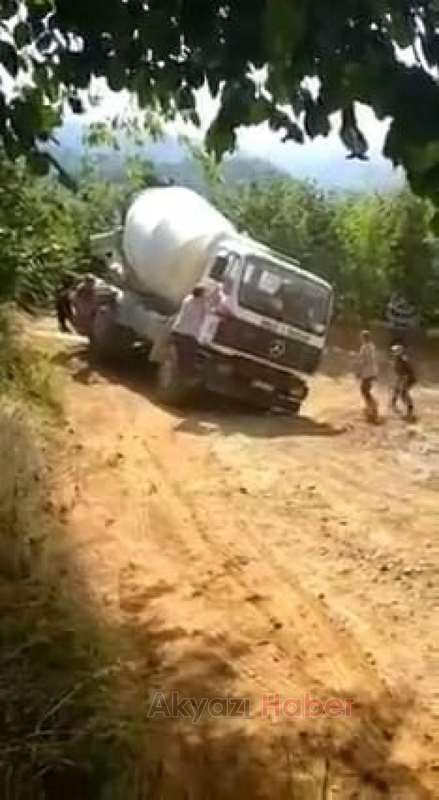Beton mikseri böyle devrildi