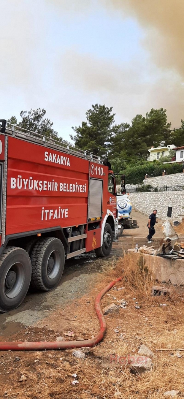Büyükşehir İtfaiyesi Marmaris ve Manavgat’ta alevlere müdahale ediyor 