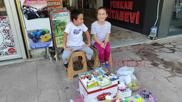 Okul masraflarını çıkarmak için satış yapıyorlar