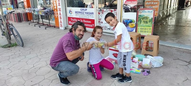 Okul masraflarını çıkarmak için satış yapıyorlar