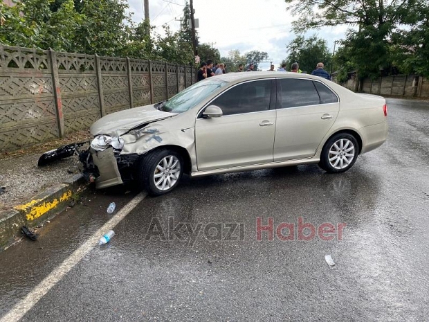 Akyazı'da iki otomobil çarpıştı