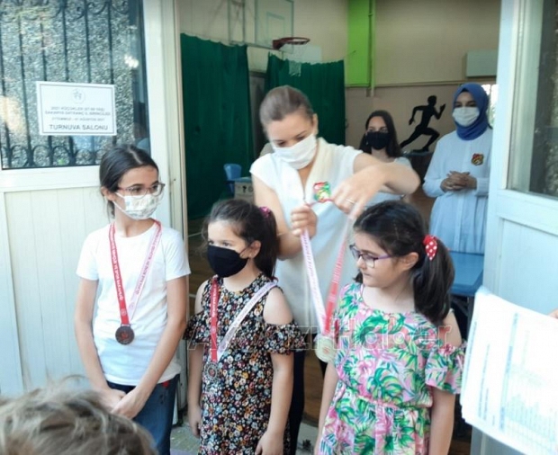 Akyazılı Zeynep Satranç turnuvasında birinci oldu