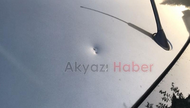 Park halindeki araca yorgun mermi isabet etti