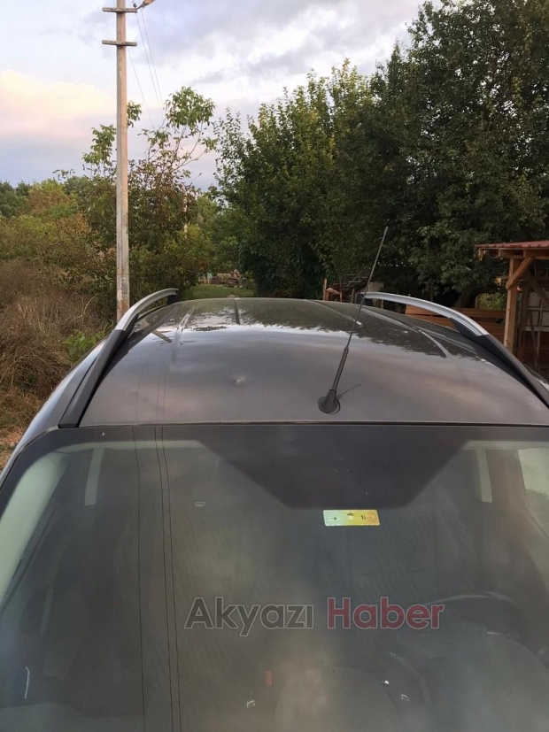 Park halindeki araca yorgun mermi isabet etti