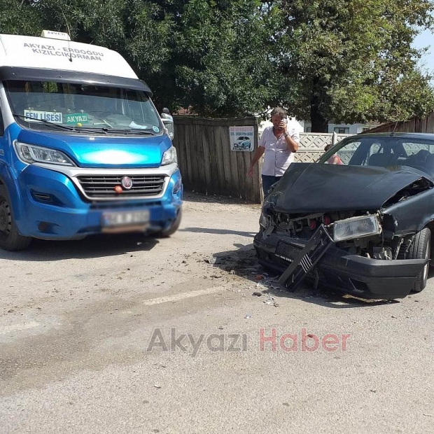 Duraktan çıkan minibüse çarptı