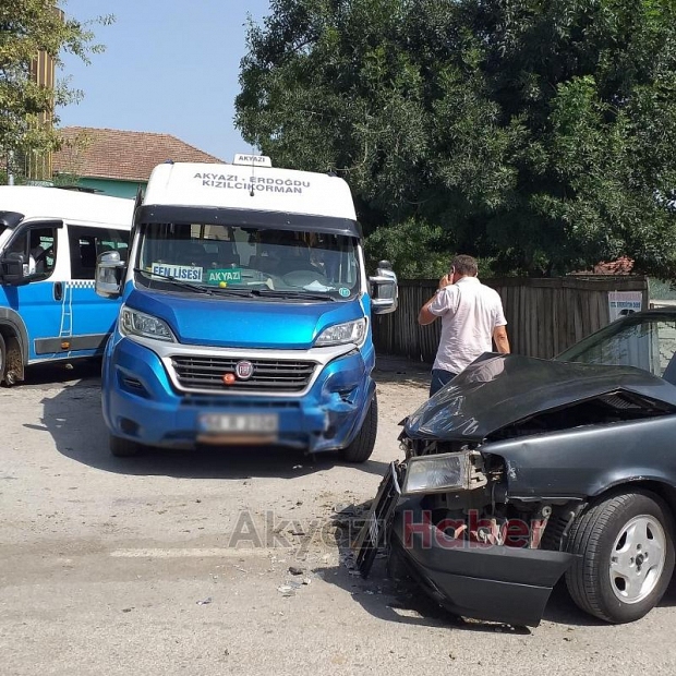 Duraktan çıkan minibüse çarptı