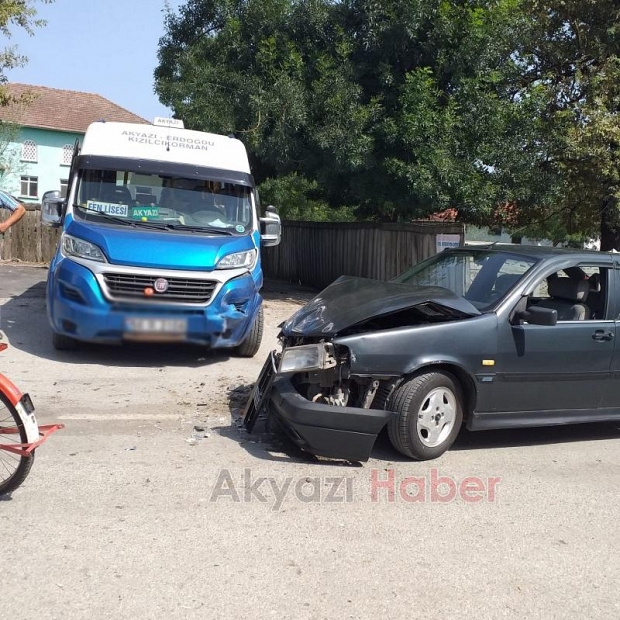 Duraktan çıkan minibüse çarptı