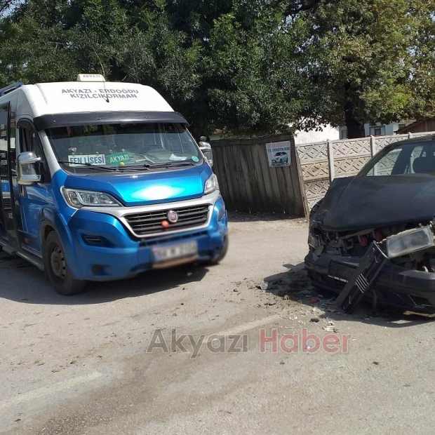 Duraktan çıkan minibüse çarptı