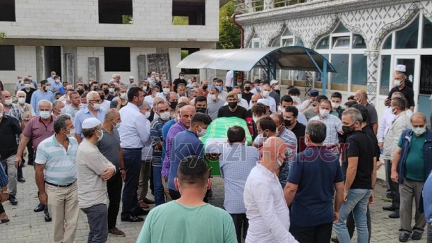 39 yaşındaki Mehmet öğretmen toprağa verildi