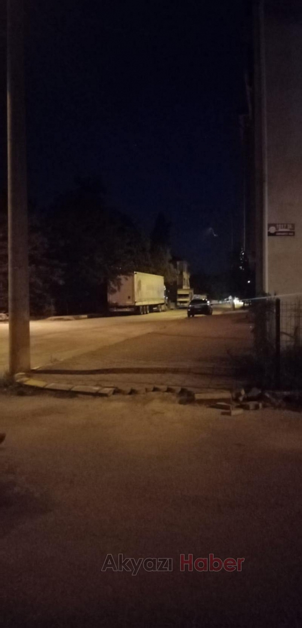 Cadde tır parkına döndü