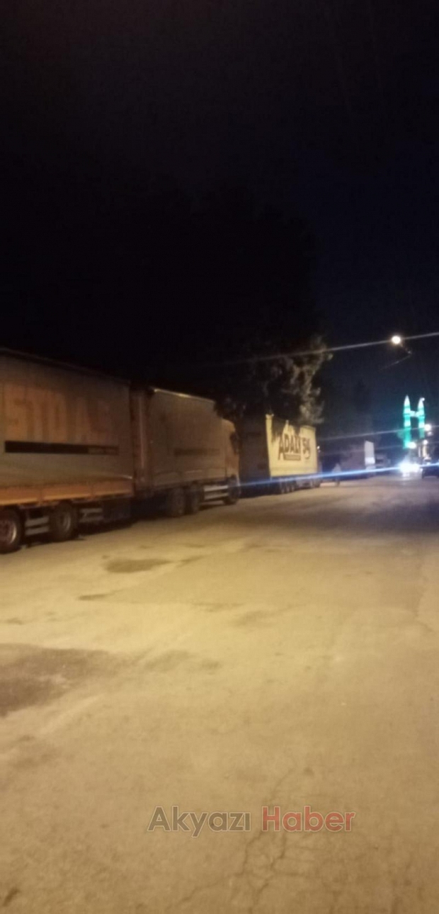 Cadde tır parkına döndü
