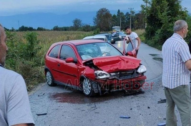 Otomobiller kafa kafaya çarpıştı