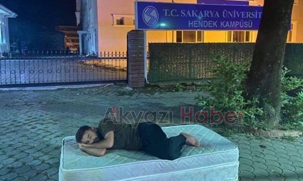 Üniversitelilerden yataklı protesto