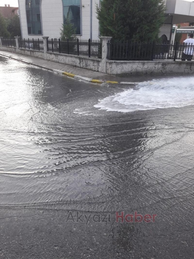 Çocuklar vanayı bozdu, cadde göle döndü