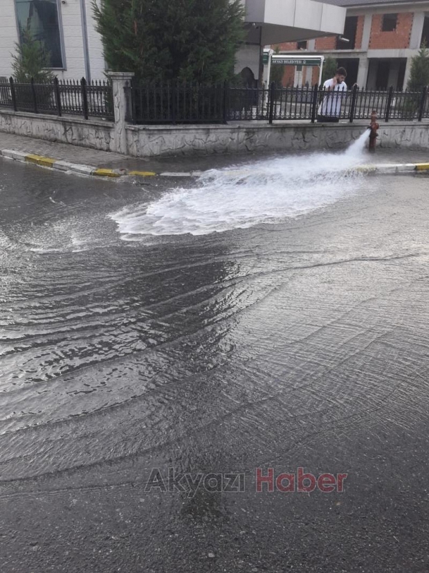 Çocuklar vanayı bozdu, cadde göle döndü